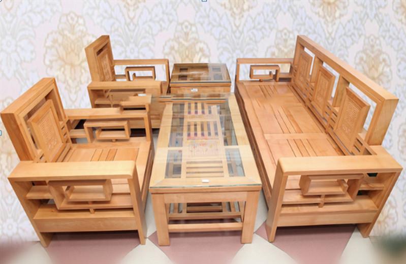 Bàn ghế bằng gỗ sồi Nga thường có màu vân gỗ đẹp và sáng