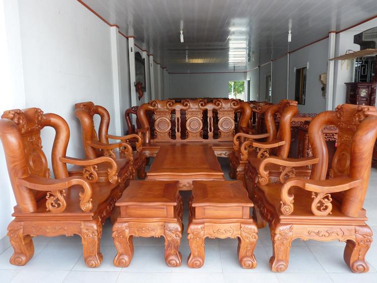 Bàn ghế gỗ đỏ biểu tượng cho sự sang trọng giàu có và quyền lực