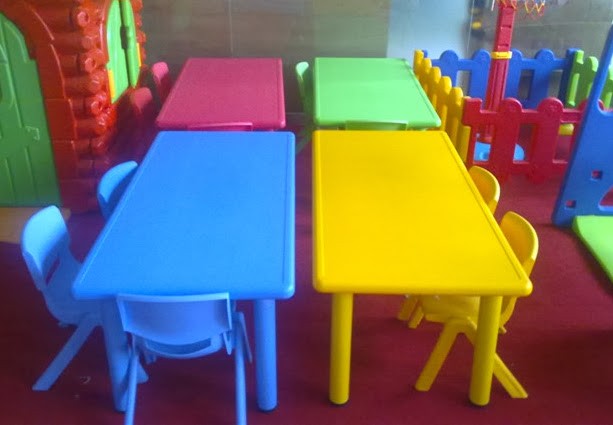 Độ tuổi hiếu động của các bé nên lựa chọn những bộ bàn ghế tông màu sáng.