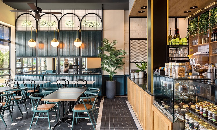 Quán cafe với trang thiết bị, bàn ghế phù hợp với khả năng vốn sẵn có