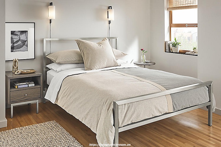 Phòng ngủ sử dụng giường inox đơn giản