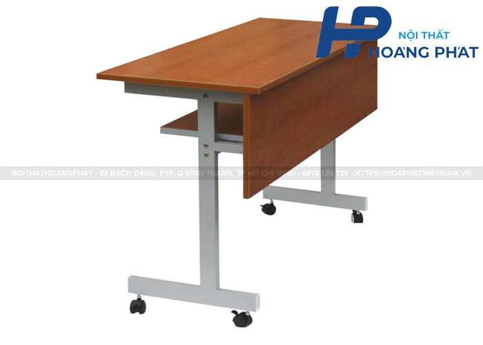 Bên dưới mặt bàn EBX được trang bị một khoang để đồ tiện dụng được làm từ mặt gỗ công nghiệp.