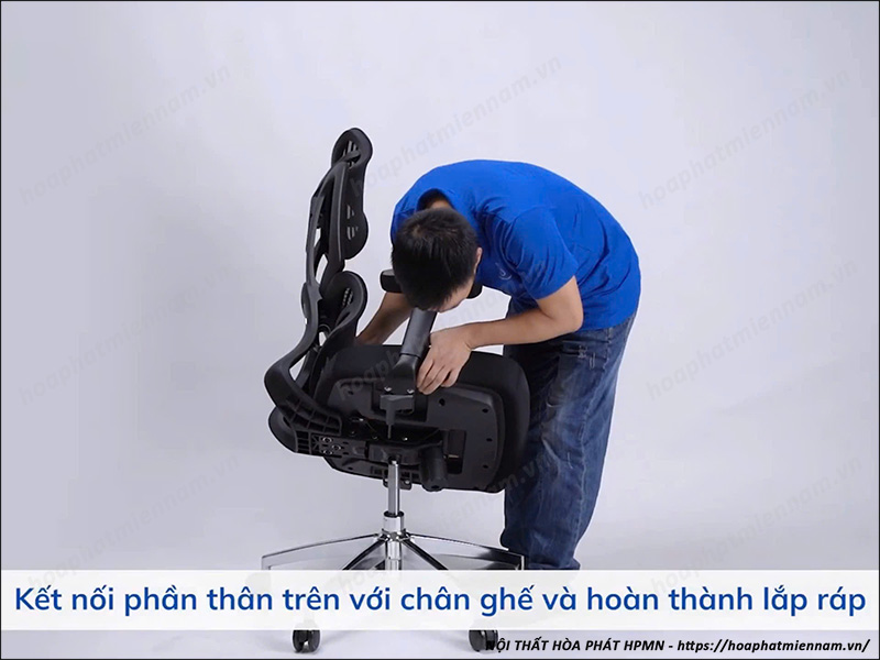 Lắp phần thân trên vào chân ghế xoay