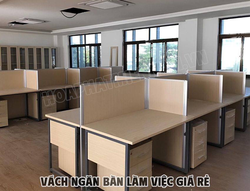 Vách ngăn bàn làm việc giá rẻ bằng gỗ công nghiệp