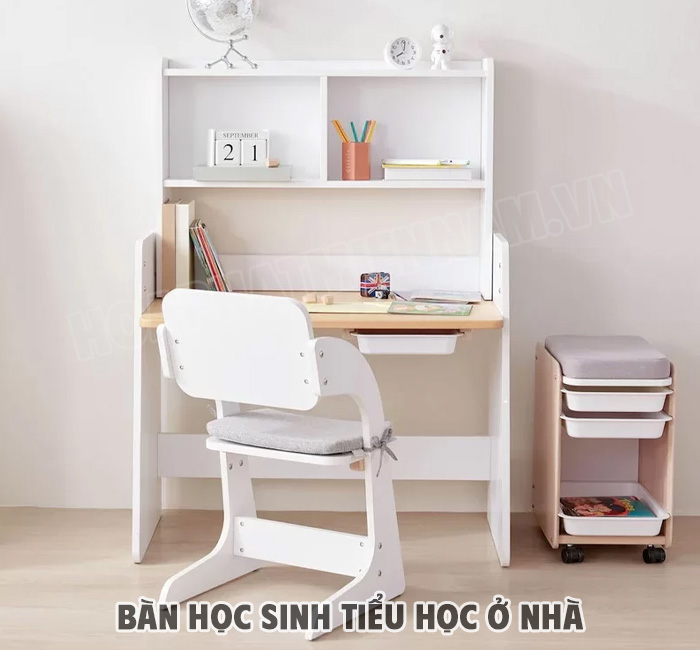 Bàn học sinh tiểu học ở nhà có giá sách