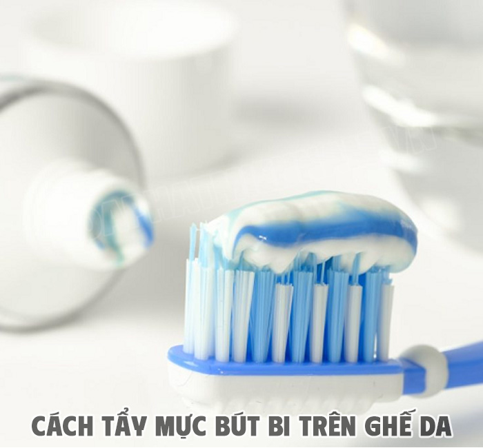 Tẩy vết mực bút bi trên ghế da bằng kem đánh răng