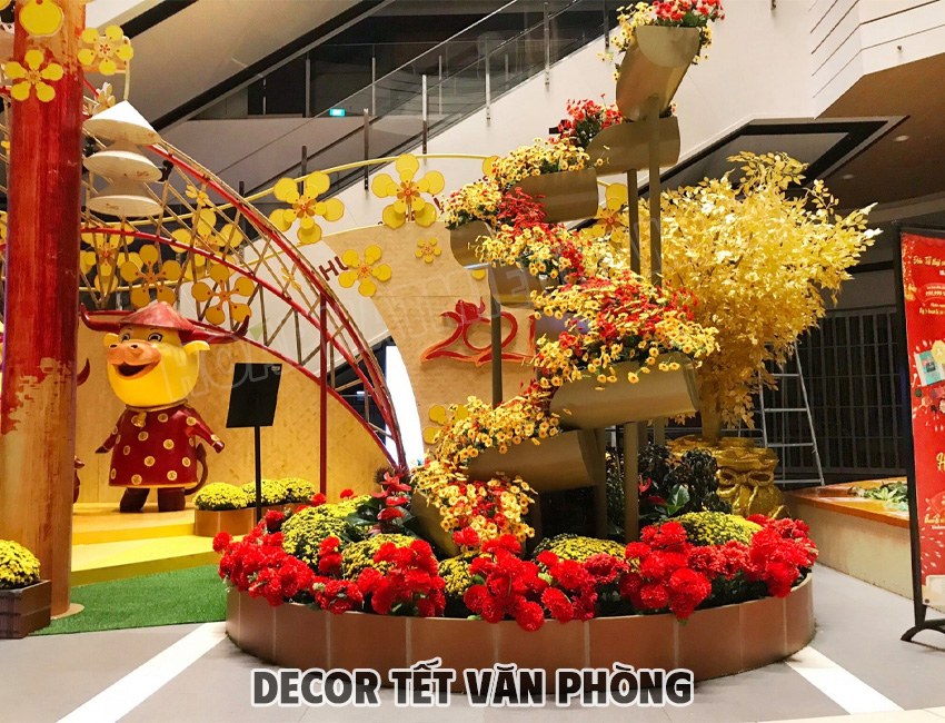 Hoa tươi và cây cảnh decor Tết văn phòng