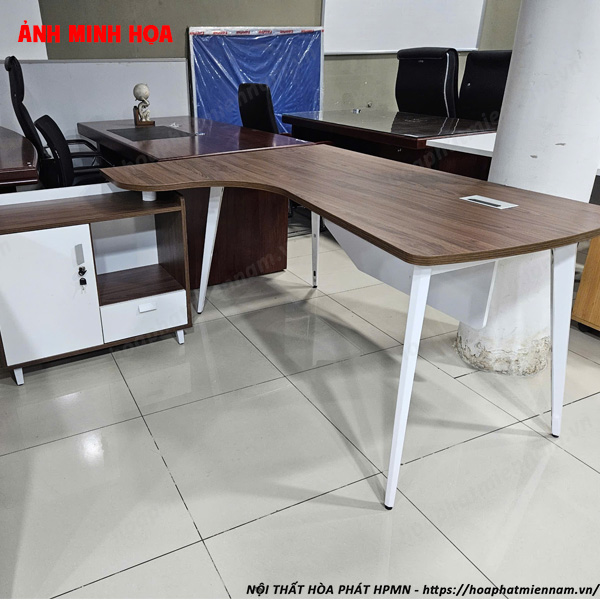 Lợi Ích Khi Sử Dụng Bàn Làm Việc Khung Sắt Mặt Gỗ