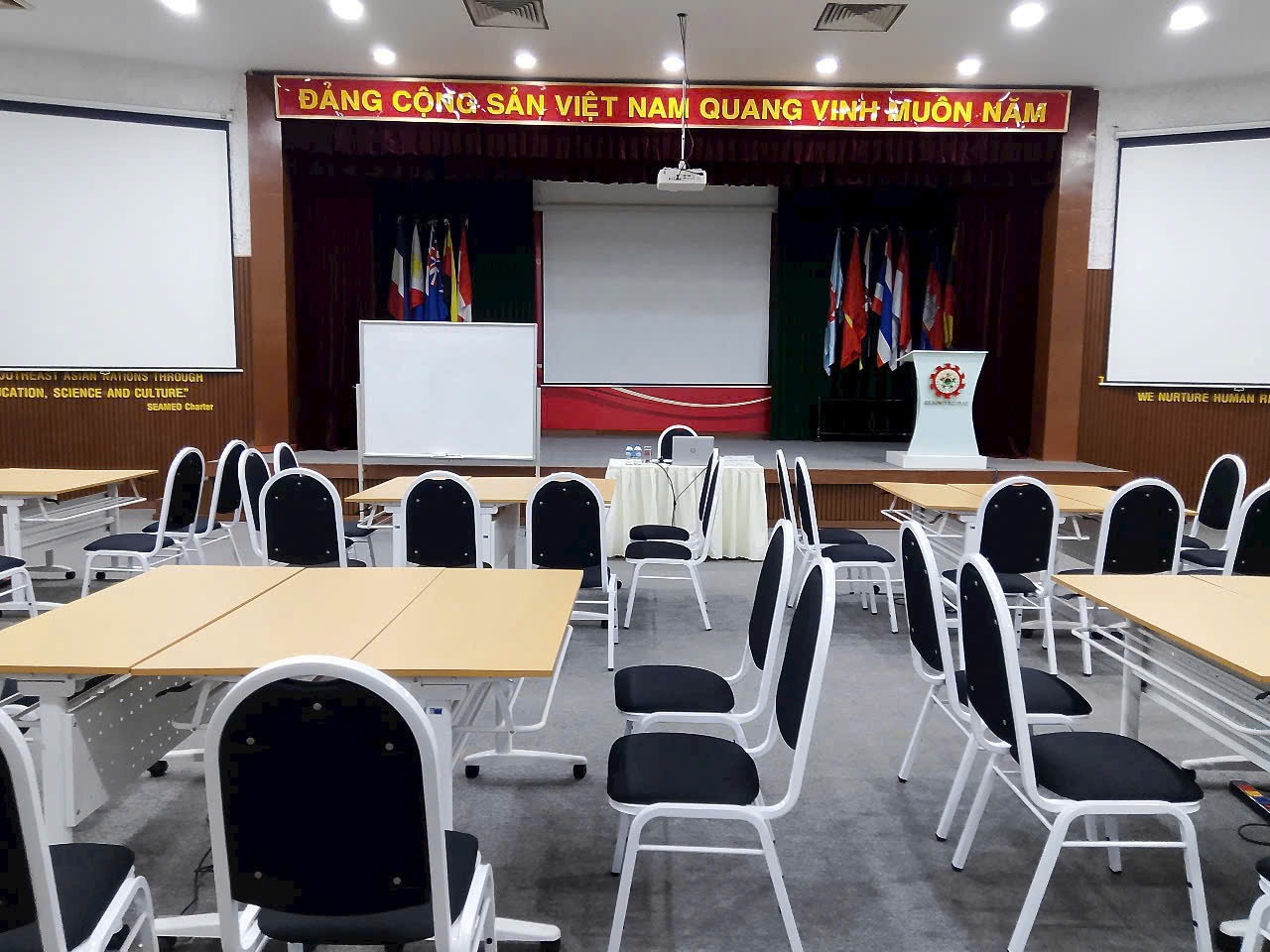Lắp đặt ghế hội trường MC05, bàn hội trường BHT512