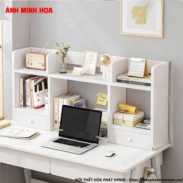 Bàn làm việc có kệ sách phía trên mặt bàn