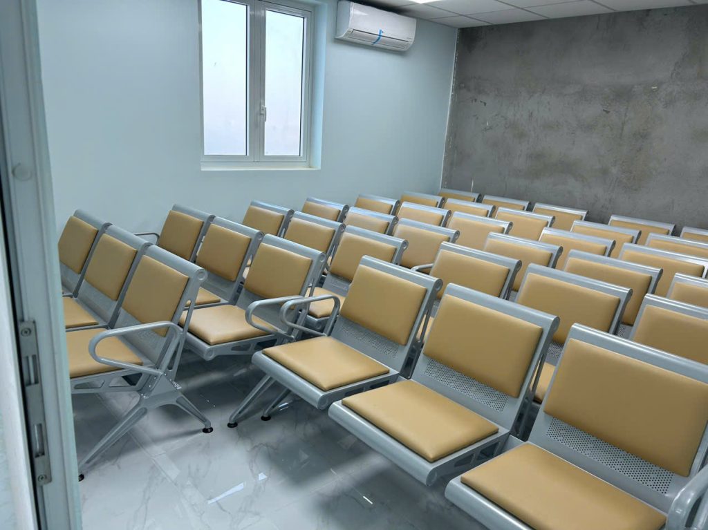Lắp Đặt Ghế Chờ Bọc Da, Bàn Siêu Âm Tại CÔNG TY TNHH MEDIKIT
