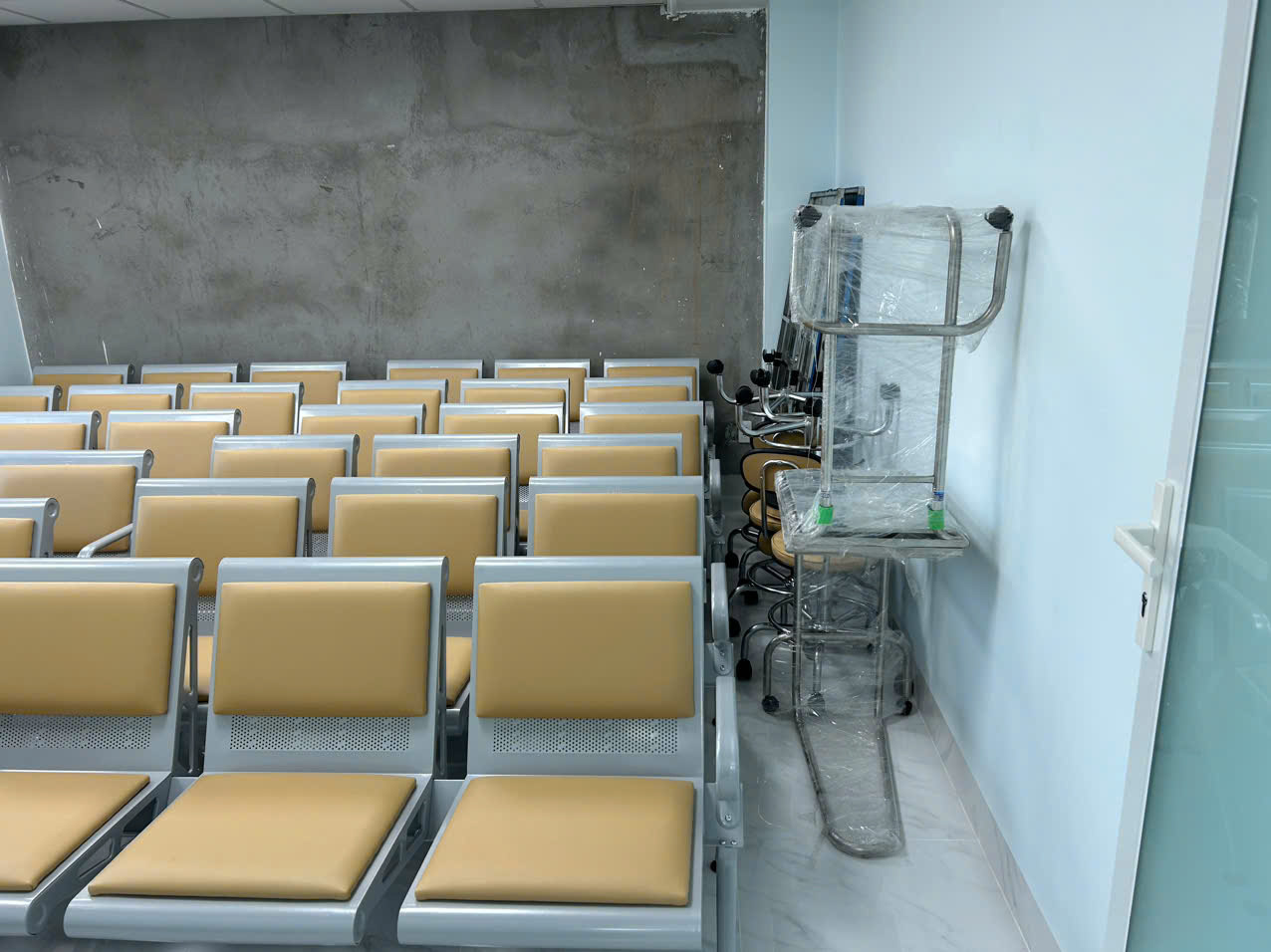 Lắp Đặt Ghế Chờ Bọc Da, Bàn Siêu Âm Tại CÔNG TY TNHH MEDIKIT