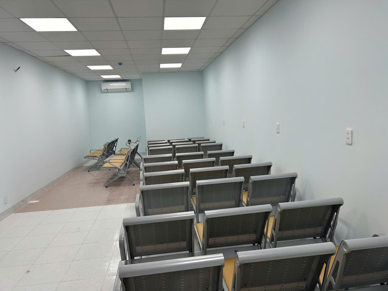 Lắp Đặt Ghế Chờ Bọc Da, Bàn Siêu Âm Tại CÔNG TY TNHH MEDIKIT