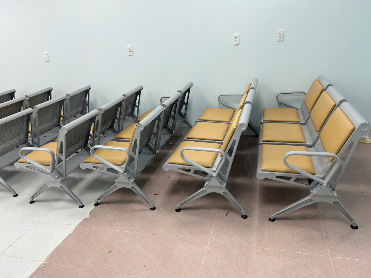 Lắp Đặt Ghế Chờ Bọc Da, Bàn Siêu Âm Tại CÔNG TY TNHH MEDIKIT