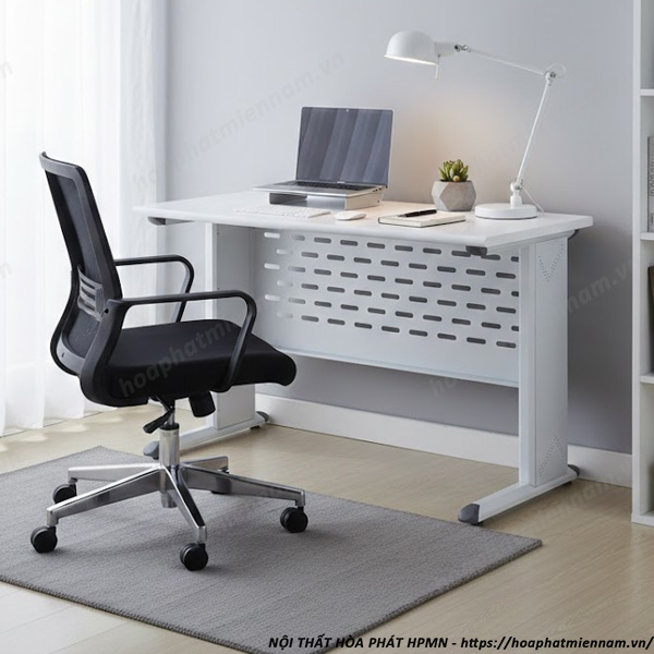 khoang-cach-de-chan-duoi-ban-lam-viec-bao-nhieu-la-du-1