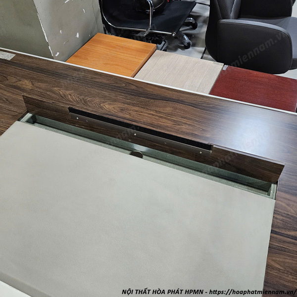 kich-thuoc-lo-luon-day-dien-tren-mat-ban-1