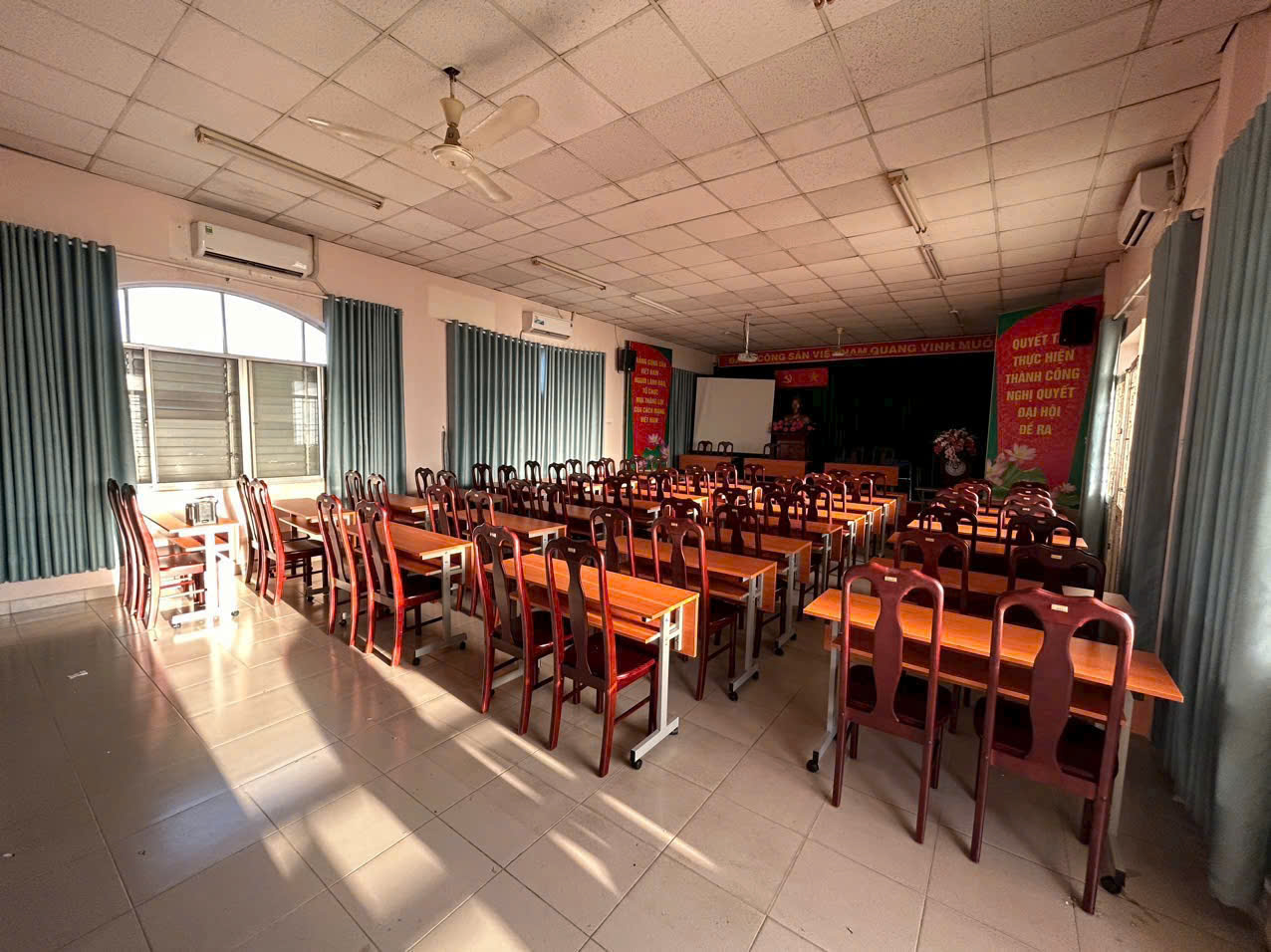 Lắp Đặt Bàn Ghế Hội Trường Tại THPT Giồng Ông Tố