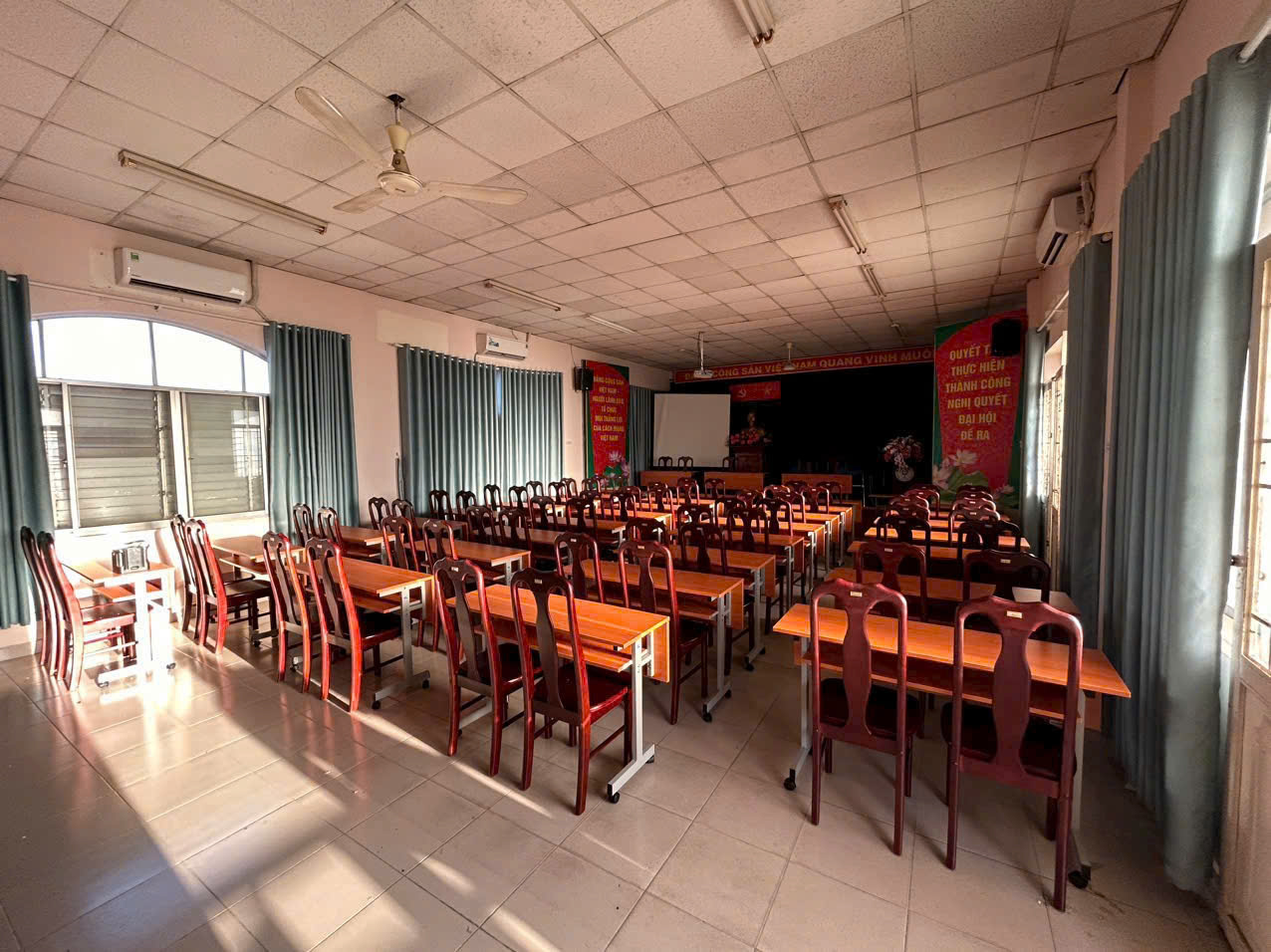 Lắp Đặt Bàn Ghế Hội Trường Tại THPT Giồng Ông Tố