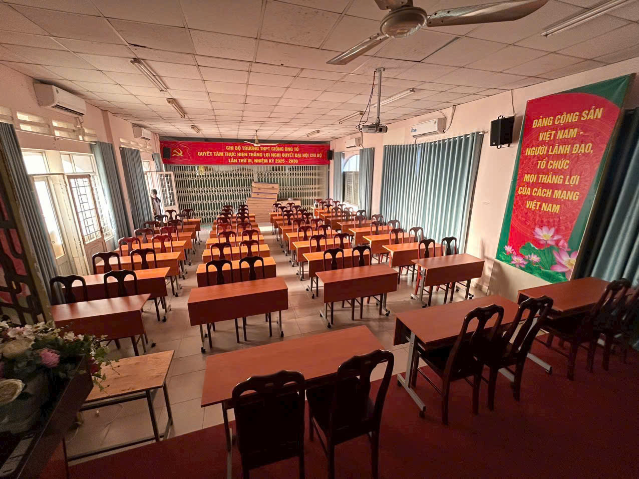 Lắp Đặt Bàn Ghế Hội Trường Tại THPT Giồng Ông Tố